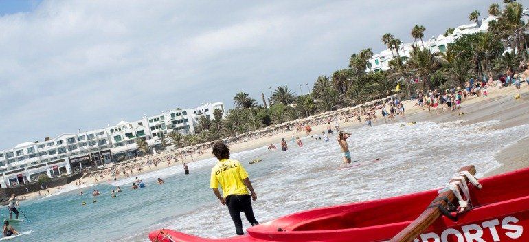 Rescatado un bañista de 56 años tras sufrir un semiahogamiento en la Playa de Las Cucharas