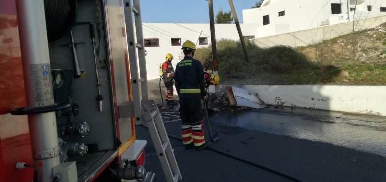 Los bomberos apagan el incendio de un contenedor en Güime