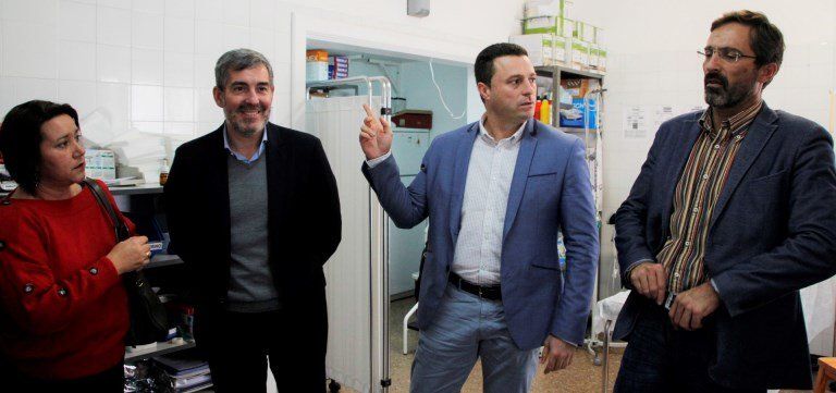 Óscar Noda enseña al presidente de Canarias las "penurias del centro de salud de Yaiza"