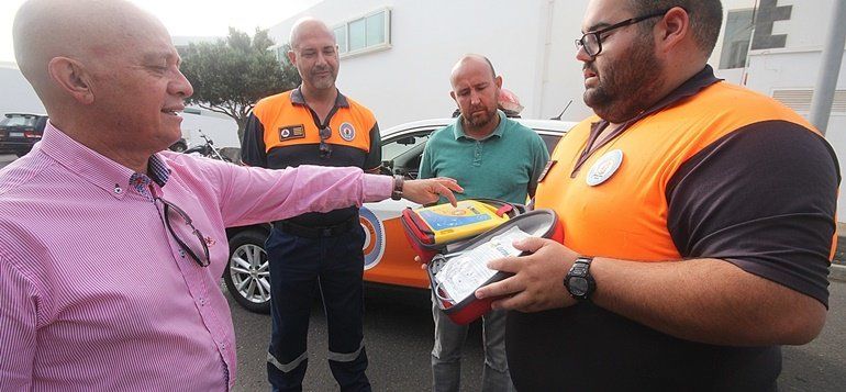 Tías instalará seis desfibriladores en instalaciones deportivas y en los dos institutos del municipio