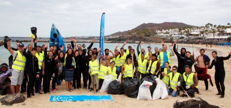 Yaiza homenajea al voluntariado que limpia playas en el primer aniversario de las jornadas