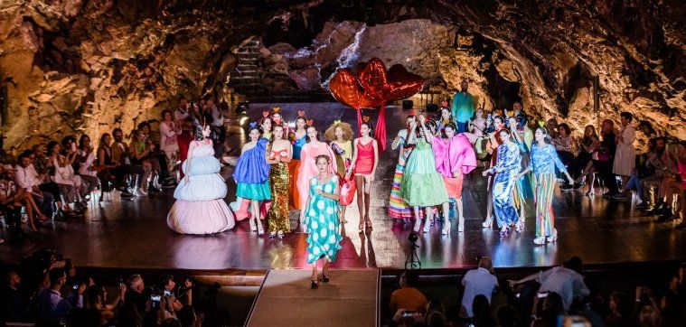 Jameos del Agua vuelve a ser pasarela de moda internacional gracias a Agatha Ruiz de la Prada