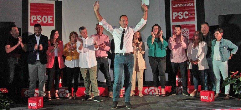 Marci Acuña y Alfredo Villalba firman un pacto en Haría para convertir en alcalde al candidato del PSOE