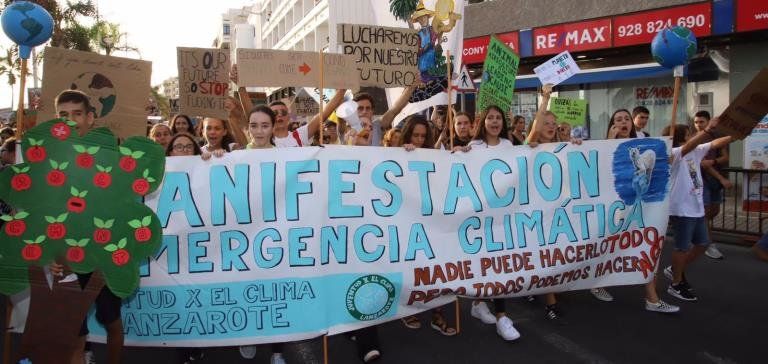 Unas dos mil personas se manifiestan en Lanzarote por el cambio climático 