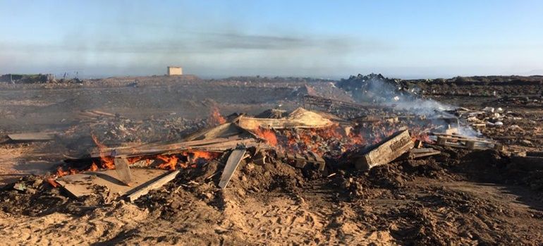 Los bomberos sofocan una quema intencionada de basura en una finca entre Soo y El Cuchillo