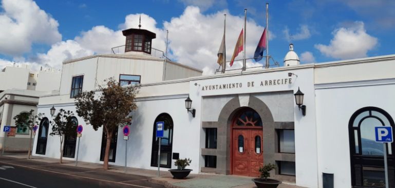 Las banderas de Arrecife ondean a media asta en señal de duelo por los muertos con coronavirus