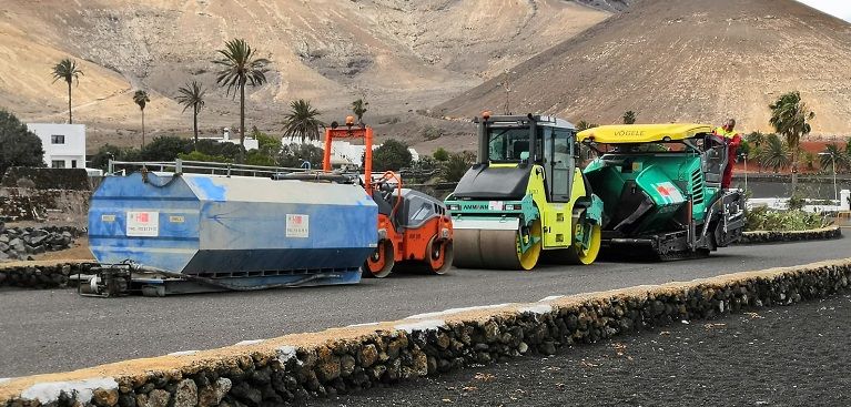 El Ayuntamiento inicia obras de asfaltado en el pueblo de Yaiza