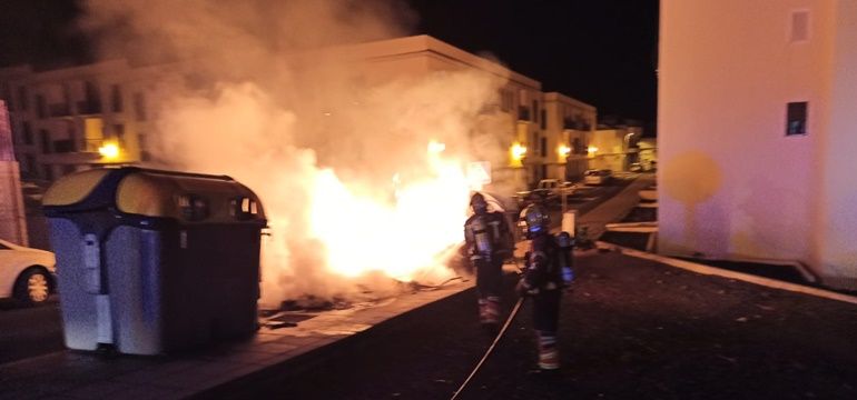 Un incendio calcina cinco contenedores y afecta a un vehículo en Arrecife