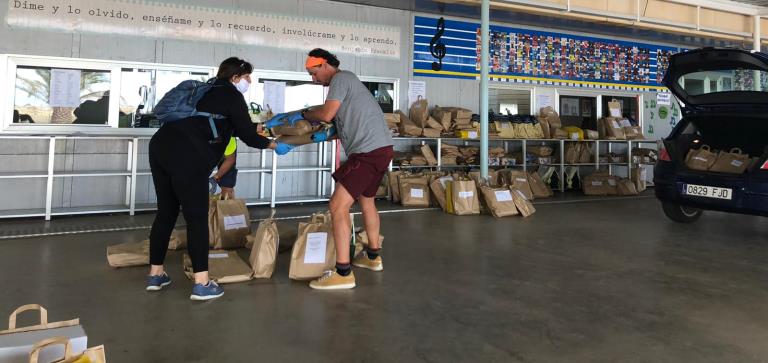 Los escolares de Teguise reciben sus libros de texto y material escolar en casa