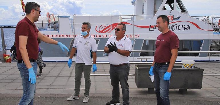 El Cabildo distribuye material de protección en La Graciosa