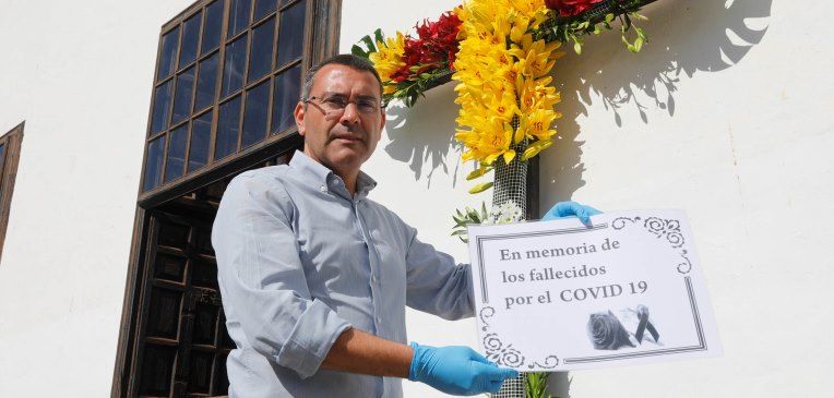 La Villa de Teguise engalana sus cruces con flores en homenaje a las víctimas de la pandemia