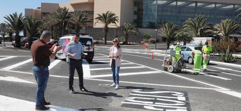 Teguise renueva la señalización vial de las principales zonas costeras del municipio