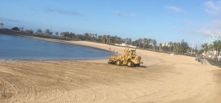 El Ayuntamiento de Arrecife pone "a punto" las playas de la capital