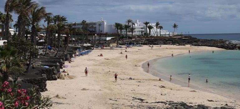 Investigadores del CSIC señalan que la infección en el agua en playas y piscinas es "muy poco probable"