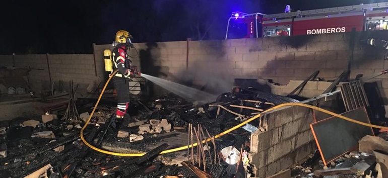 Los bomberos apagan un incendio en una chabola abandonada en Arrecife