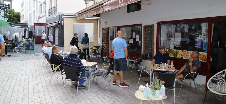 Las terrazas de los bares y algunas tiendas inician tímidamente la desescalada en Lanzarote