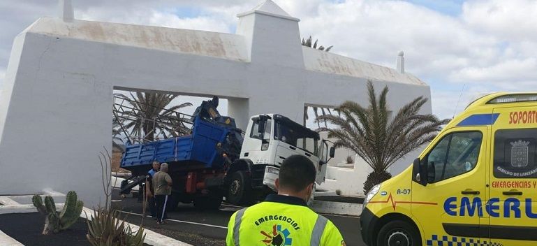 Un camión colisiona con los arcos de entrada a Costa Teguise