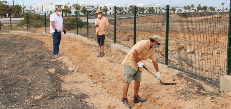 Yaiza realiza obras de mantenimiento del parque canino de Playa Blanca