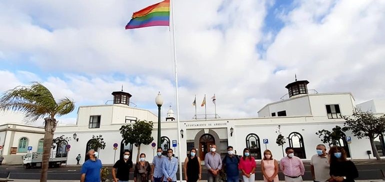 Izada la bandera LGTBI junto al Ayuntamiento de Arrecife en conmemoración del Día del Orgullo