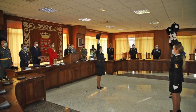 El Salón de Plenos del Cabildo acogió el acto de jura de los nuevos agentes de la Policía Nacional