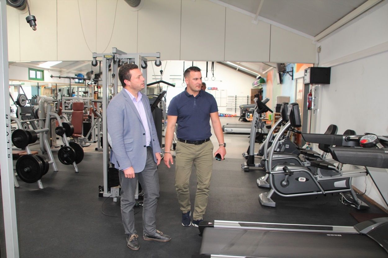 El alcalde de Yaiza, Óscar Noda, y el edil de Deportes, Ángel Lago, en el gimnasio municipal