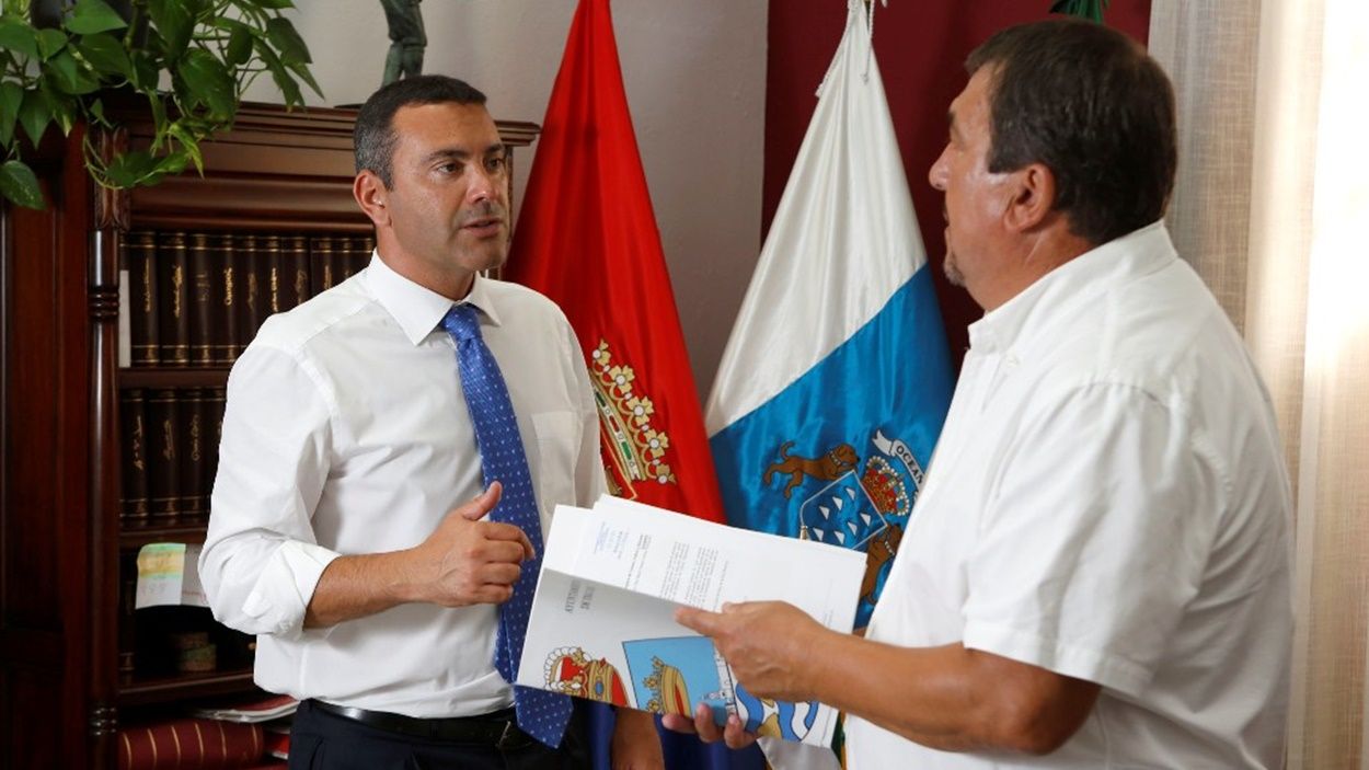 El alcalde de Teguise, Oswaldo Betancort, junto al edil de Hacienda, Miguel Ángel Jiménez