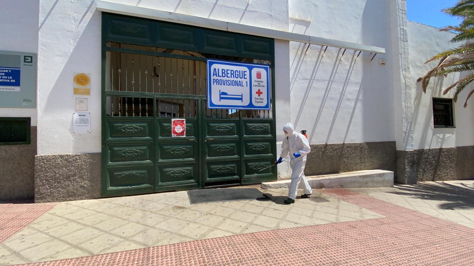 Desinfección en el albergue habilitado en la Ciudad Deportiva