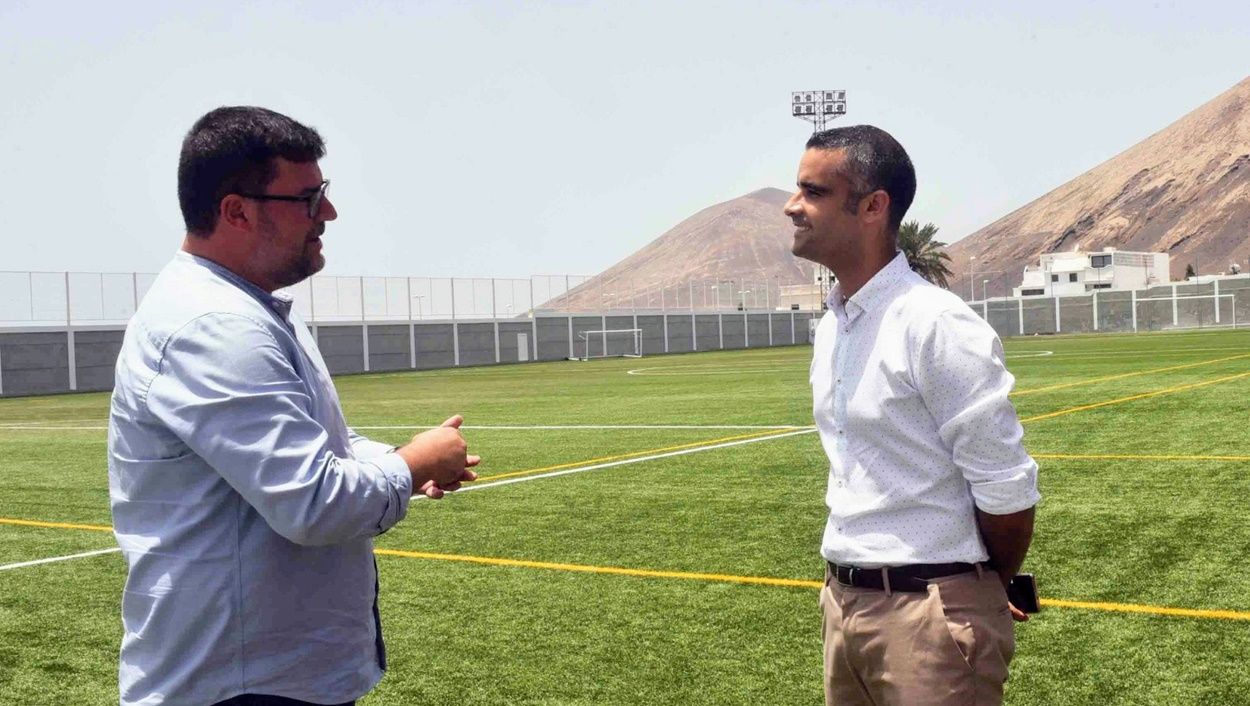 El alcalde de San Bartolomé, Alexis Tejera, y el edil de Deportes, Isidro Pérez, en el centro deportivo