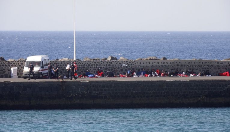 Inmigrantes que arribaron este miércoles a la isla, en el muelle de la Cebolla de Arrecife