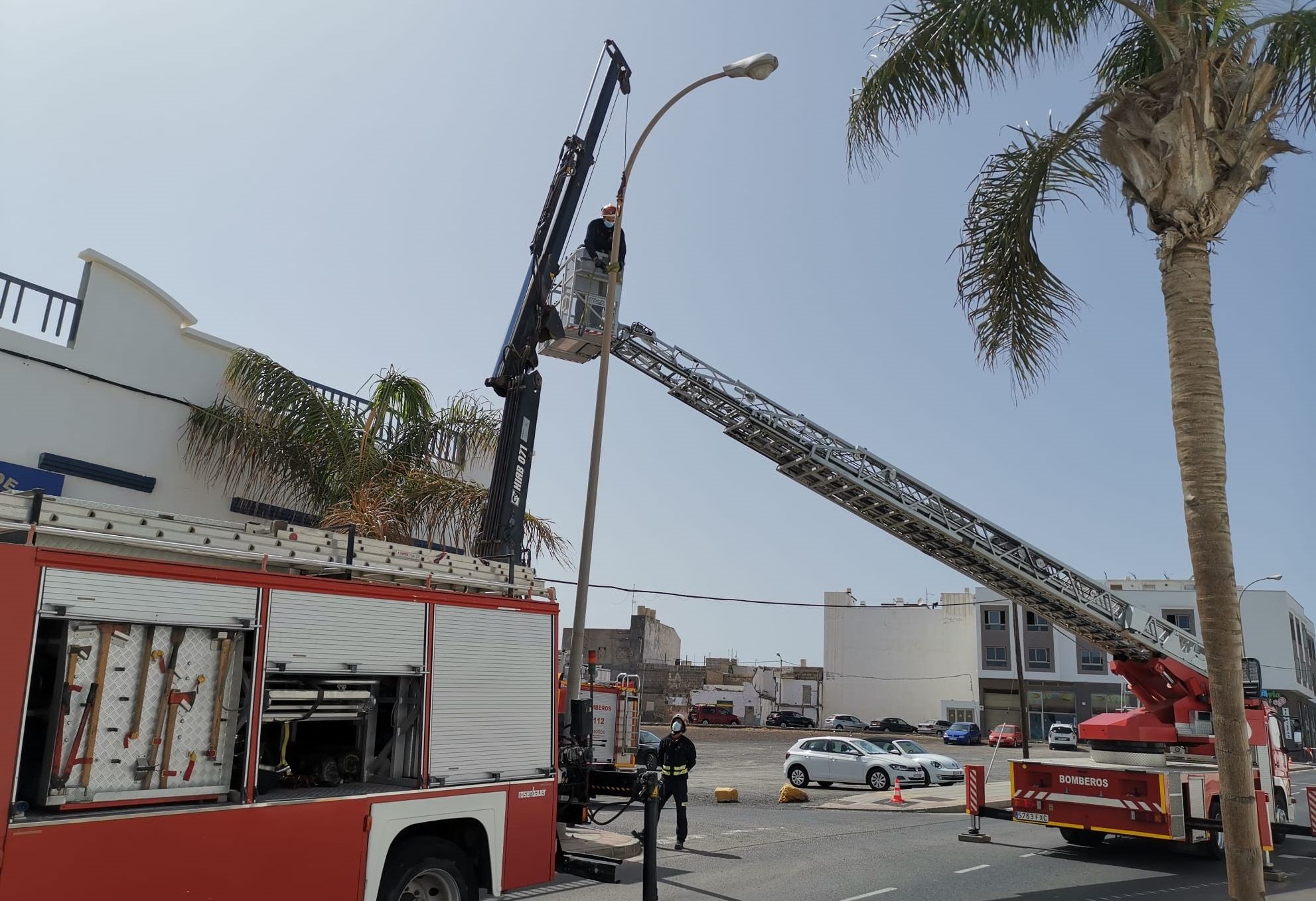 Retirada de una farola que estaba a punto de caerse en Arrecife