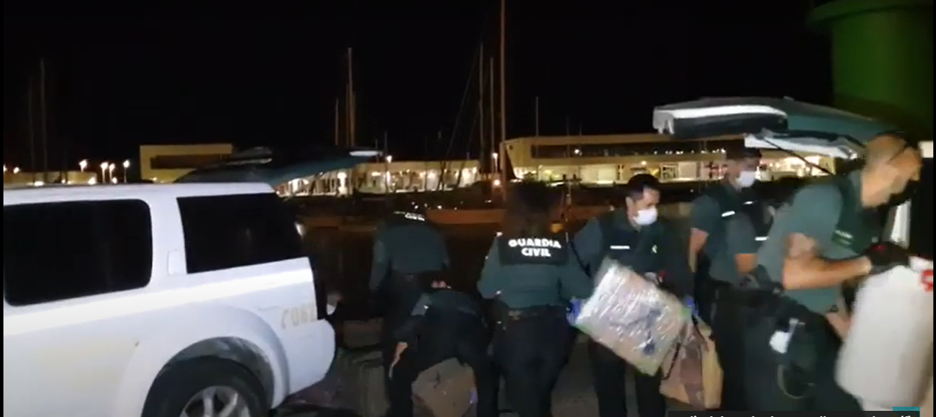 La Guardia Civil localiza media tonelada de hachís en la patera que llegó a Punta Mujeres