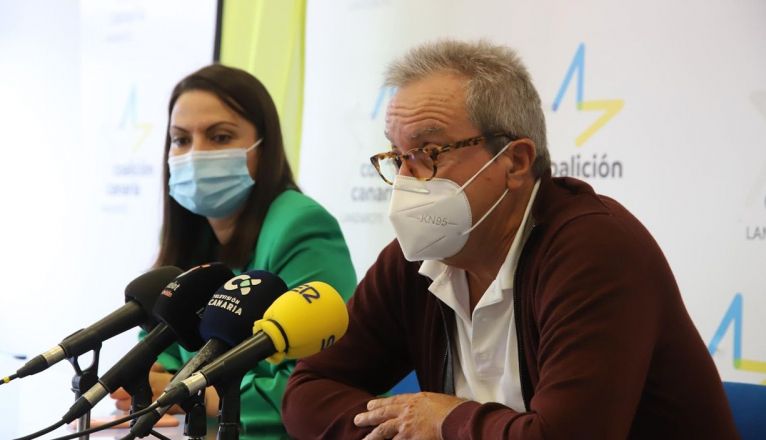 José Torres Stinga, junto a Migdalia Machín, en rueda de prensa