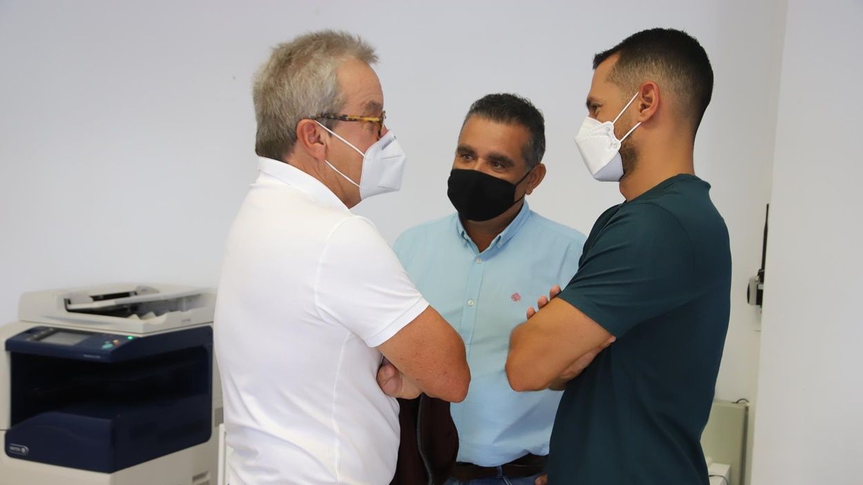 José Torres Stinga, hablando con miembros de CC tras la rueda de prensa