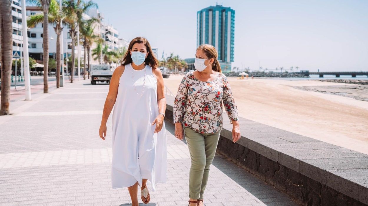 Astrid Pérez, alcaldesa de Arrecife, junto a la concejal de Movilidad y Transportes, Ángela Hernández, en la avenida