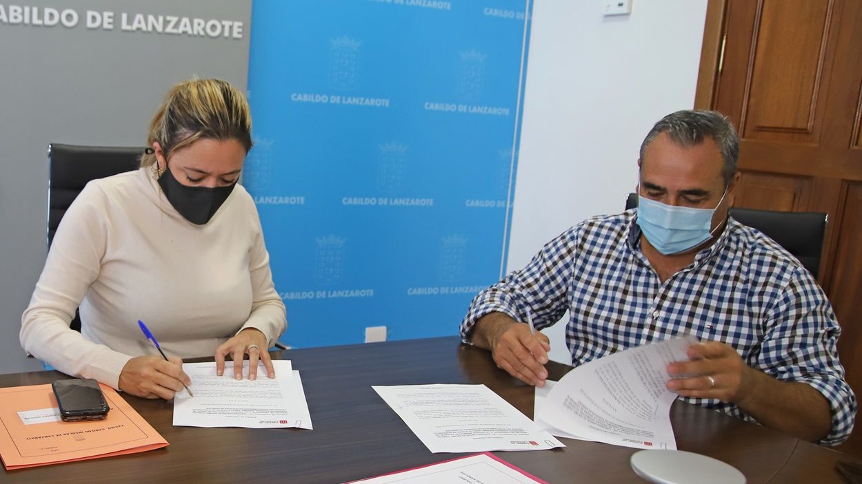 La presidenta del Cabildo, María Dolores Corujo, y el consejero de Turismo, Ángel Vázquez