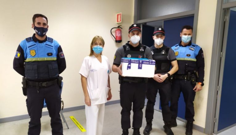 Momento de entrega de la segunda remesa de vacunas contra el Covid en el Centro de Salud de Valterra