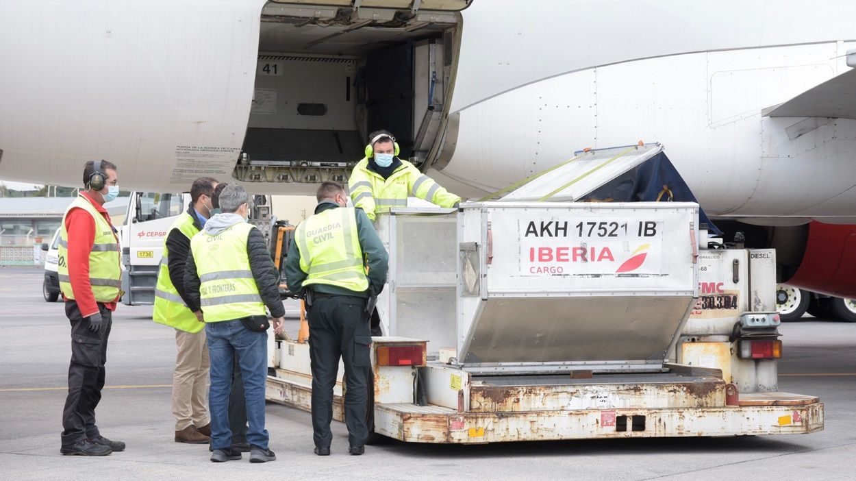 Llegada de la tercera remesa de vacunas al aeropuerto de Tenerife Norte