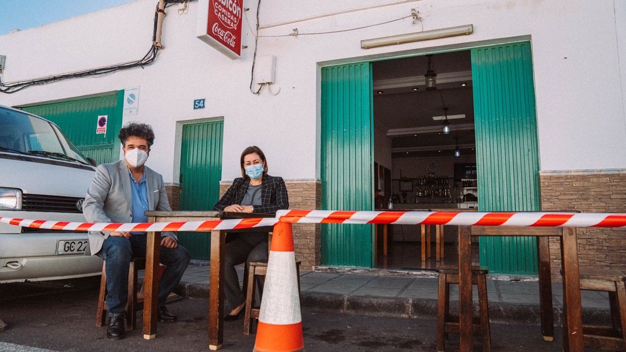 La alcaldesa Ástrid Pérez y el concejal Armando Santana, en una terraza de un bar de Argana Alta