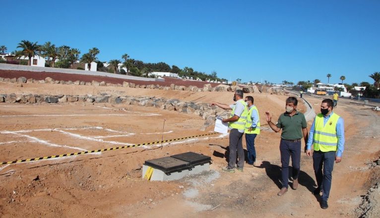 El alcalde de Yaiza visita las obras del Parque Atlántico de Playa Blanca