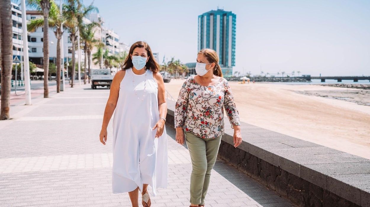 La alcaldesa, Ástrid Pérez, y la concejal de Playas, Ángela Hernández, en El Reducto