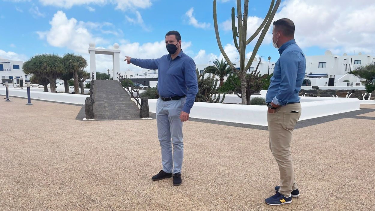 El alcalde de Yaiza, Óscar Noda, en visita a la plaza de San Marcial del Rubicón, donde se implantará el nuevo parque