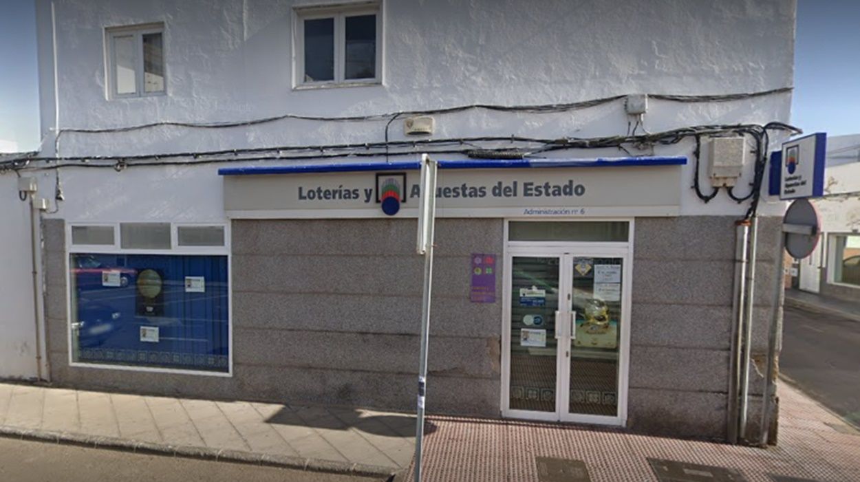 Administración de lotería de la calle Hermanos Quintero, 10  donde se vendió el número premiado