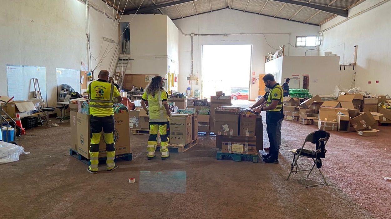 Voluntarios de Emerlan organizando los alimentos para su reparto