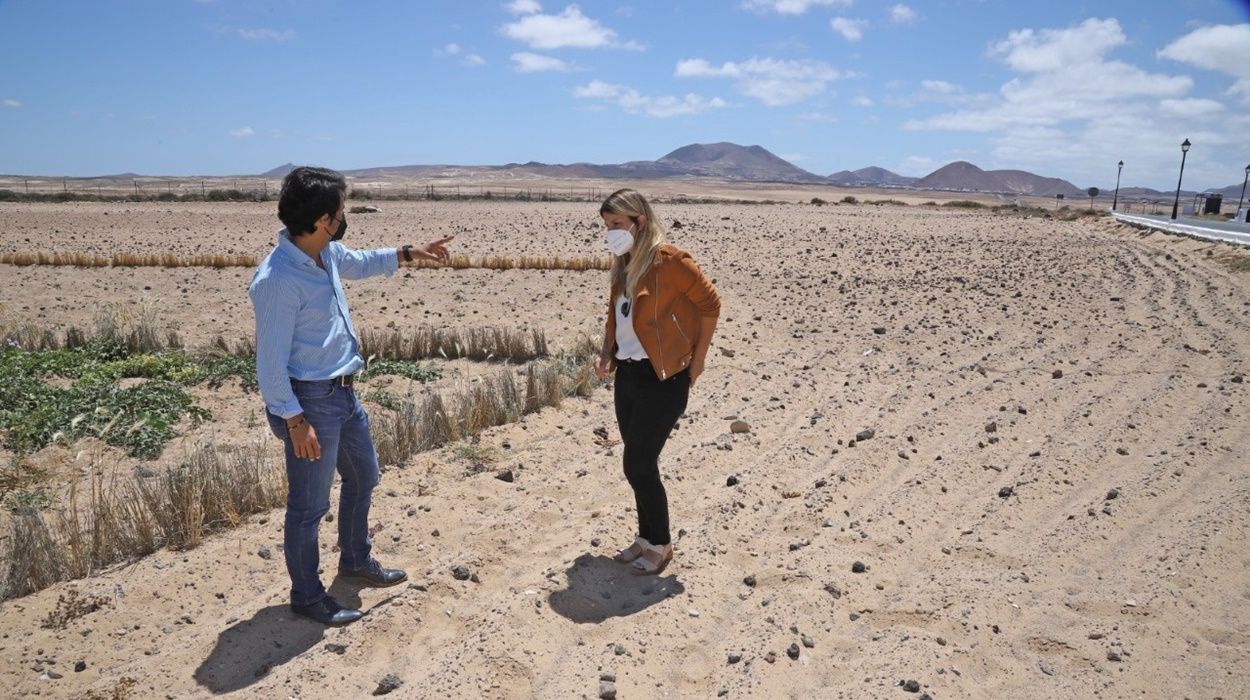 Los concejales del PSOE en Teguise, Marcos Bergaz y Jenifer Galán, en Soo