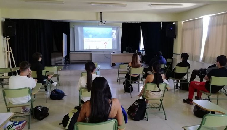 Estudiantes del IES Las Maretas, durante la charla sobre los bosques de coral negro