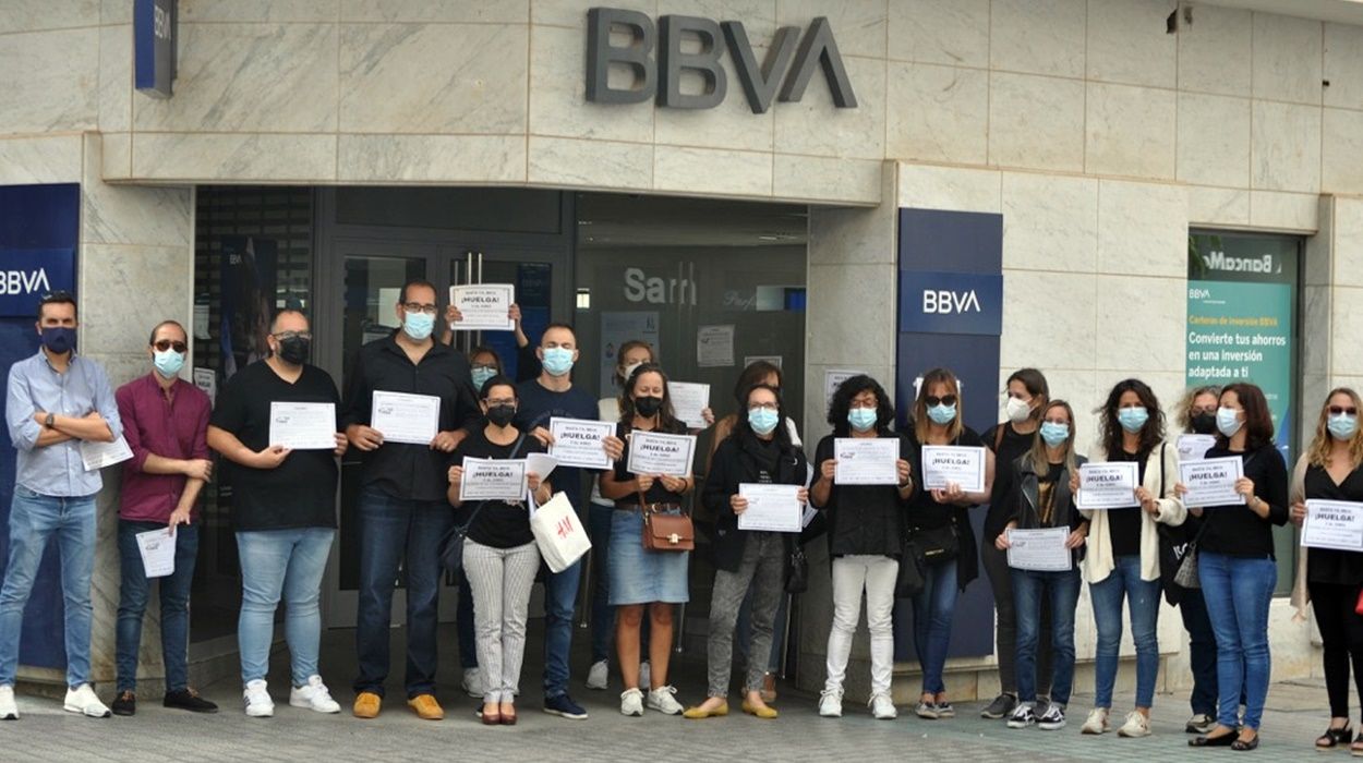 Protesta de los trabajadores del BBVA en Lanzarote. Foto: Sergio Betancort