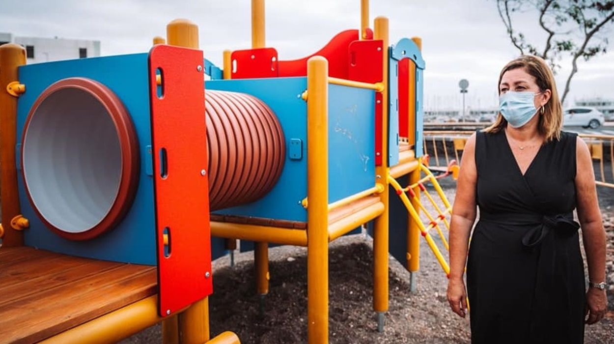 La alcaldesa Ástrid Pérez, junto a un parque infantil en Arrecife