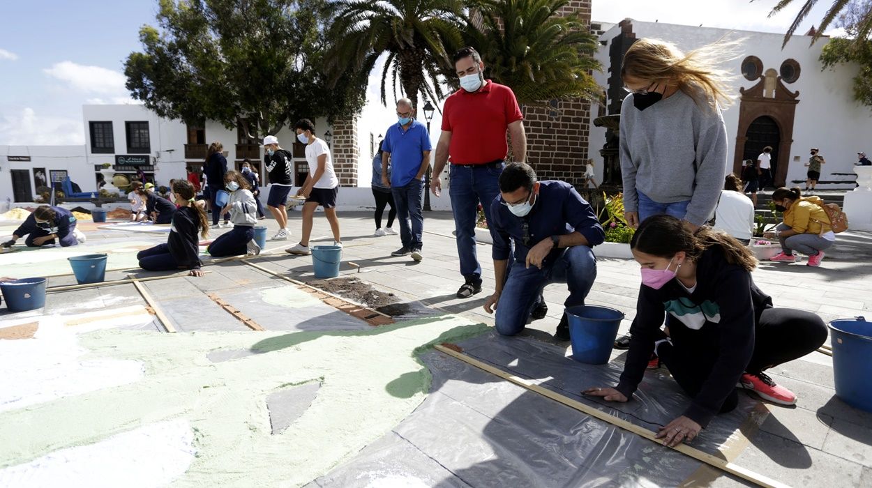 Alumnos del CEIP Dr. Alfonso Spínola de Teguise, confeccionando las alfombras de sal