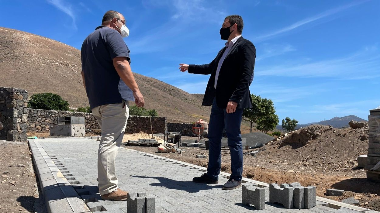 Visita del alcalde de Yaiza a las obras de mejora y accesibilidad del merendero de La Degollada