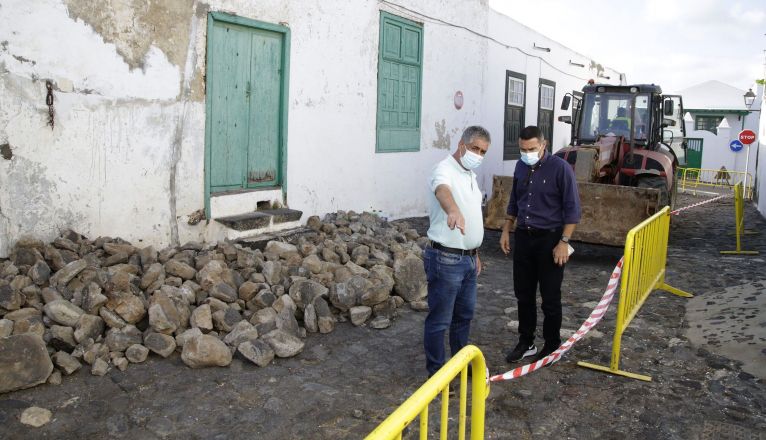 Renovación del empedrado en el caso histórico de Teguise